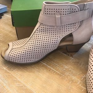 Earth brand ankle boots